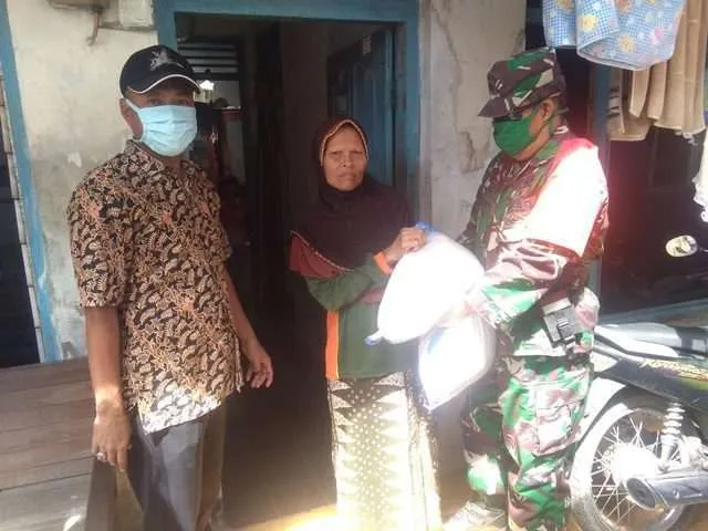 Perangkat Desa Beserta Babinsa mengantarkn Bantuan ke warga tepat sasaran