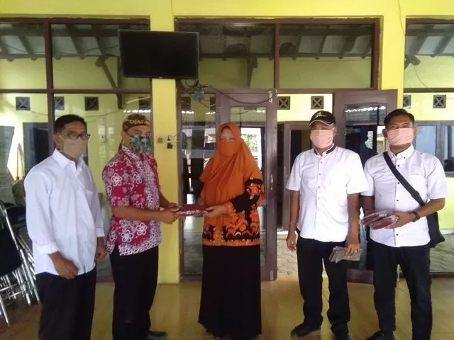 Simbolis Penyerahan Program bantuan 1000 Masker dari Pemda ke Pemdes