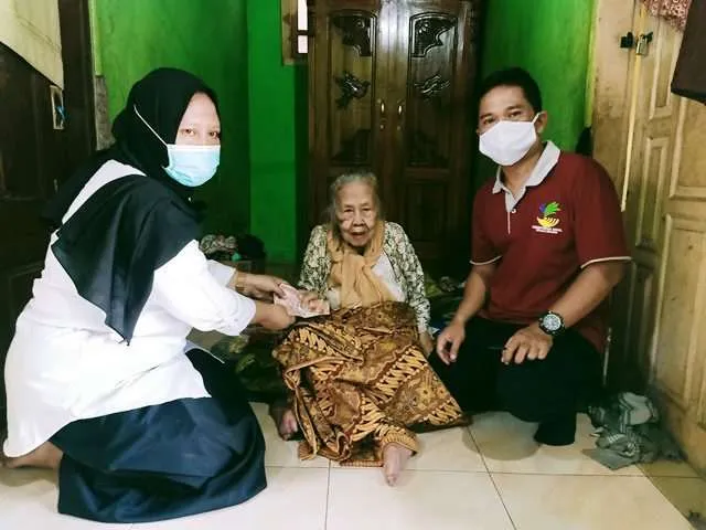 PENYERAHAN BANTUAN KEPADA JANDA TUA